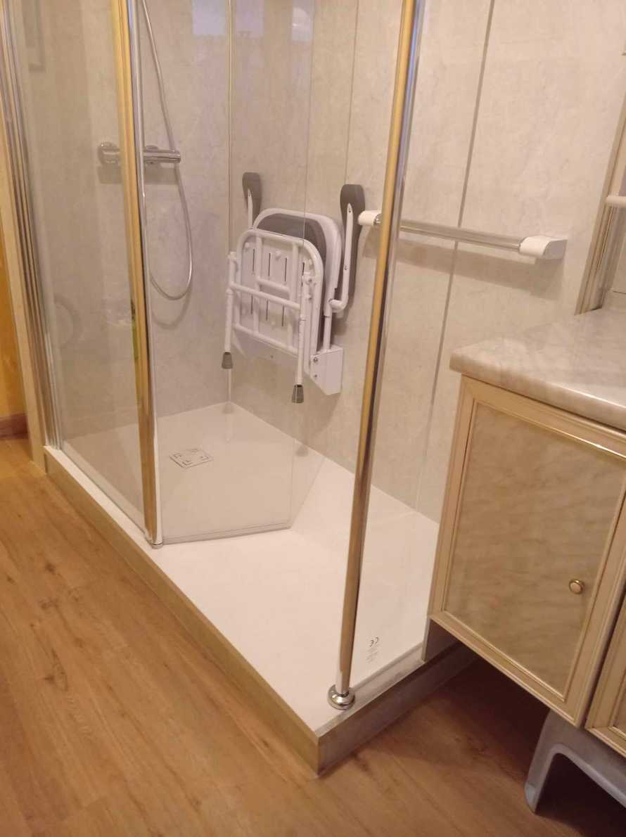 Une douche avec rebord construite sans besoin de sécurité