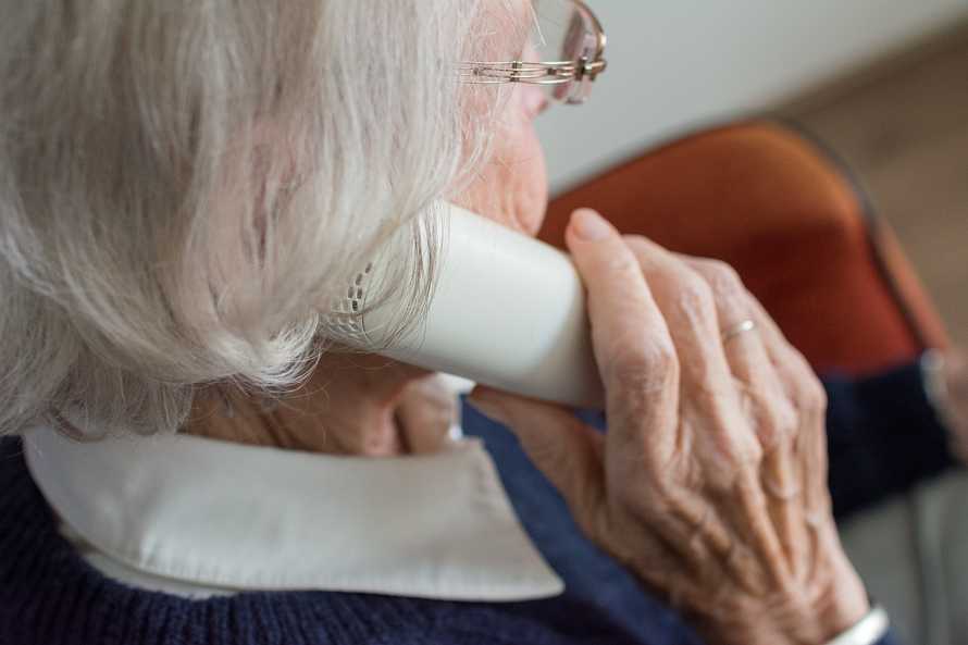 Une personne prépare son projet par téléphone