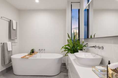 Une salle de bains contenant une jolie baignoire