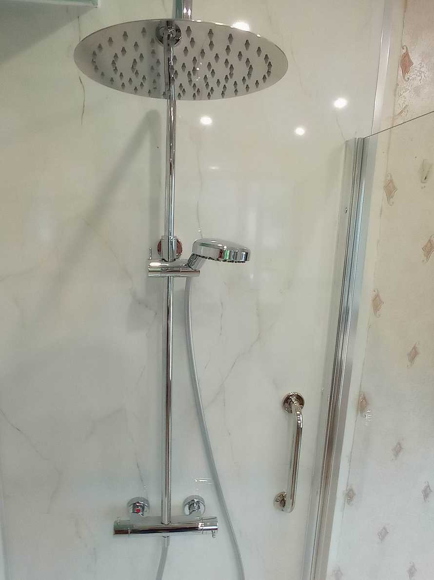 Une colonne de douche en laiton
chromé