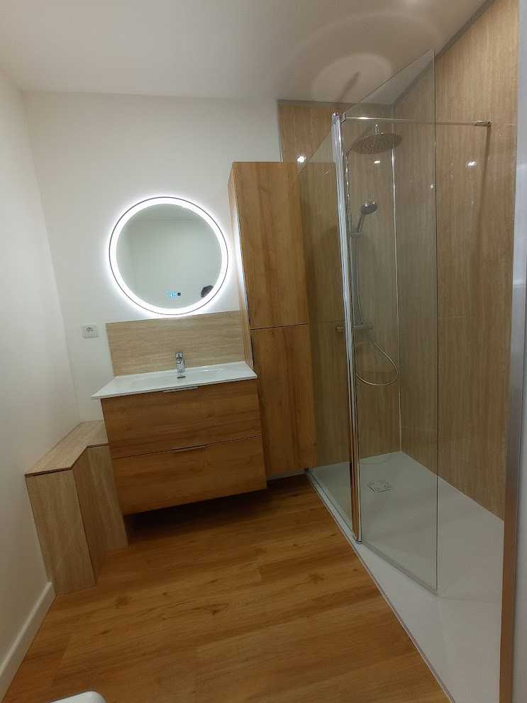 Salle de bain avec douche AKW à Liévin posée par Adapt Habitat meubles DOMAO et miroir LED