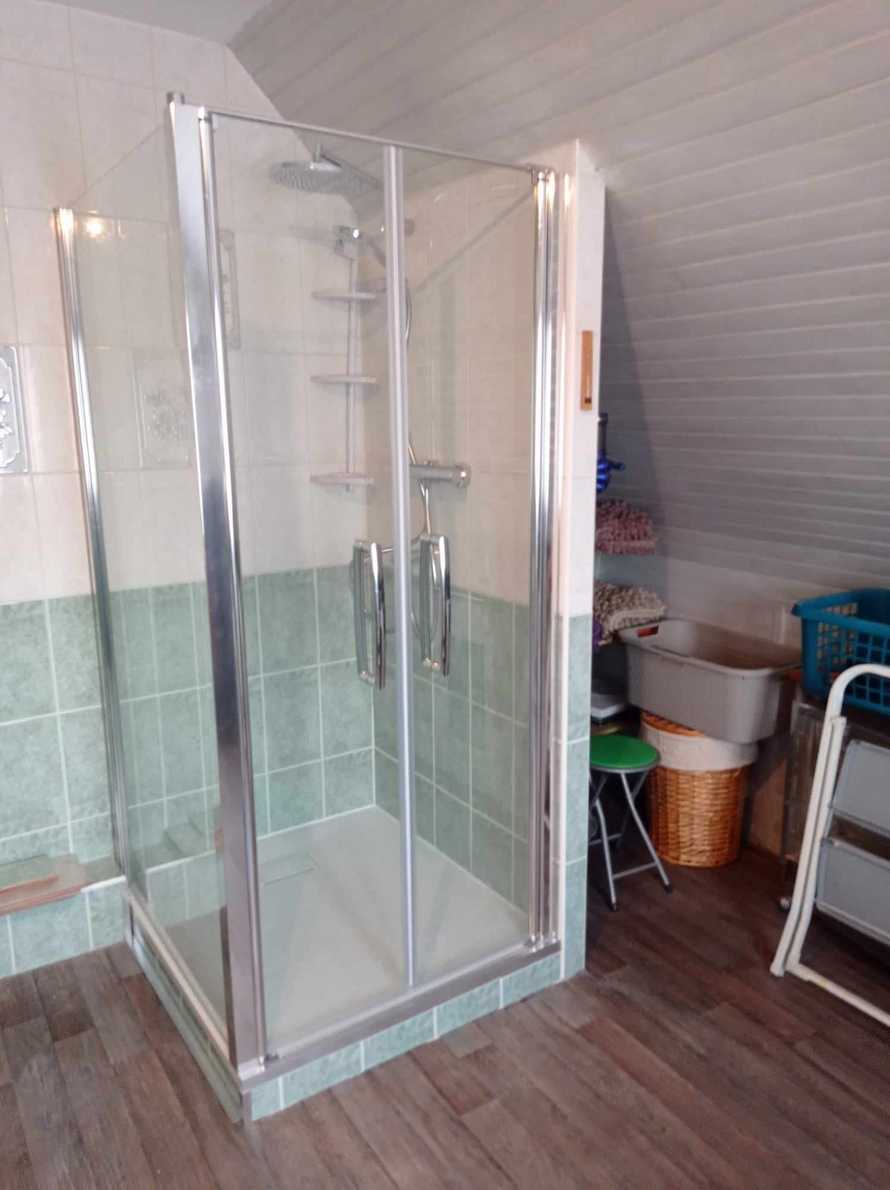 Une douche cabine construite sous une mansarde