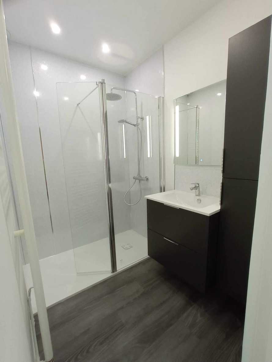 Une salle de bain complète design avec des dominances de ton noir et blanc