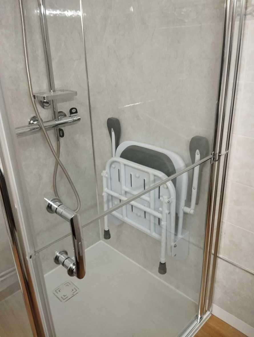 Une douche ergonomique avec un siège rabattable