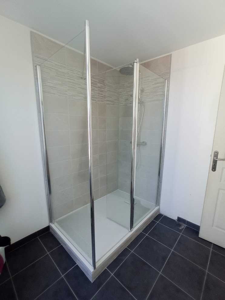 Salle de bains moderne avec douche AKW, finitions élégantes et équipements de qualité.