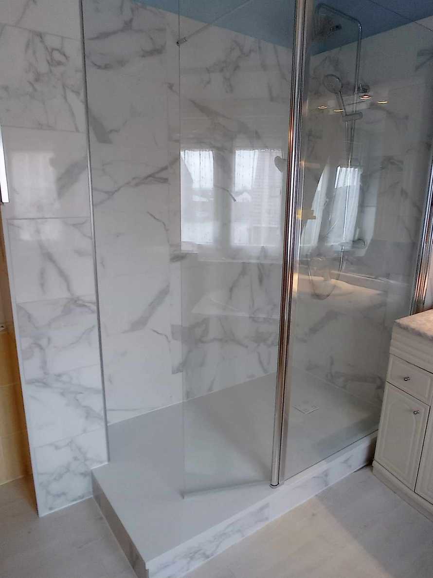 Une douche construite avec les panneaux imitation marbre