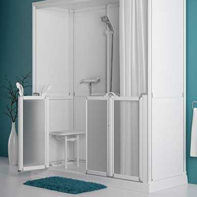 Douche de plain-pied sécurisée dans une salle de bains adaptée